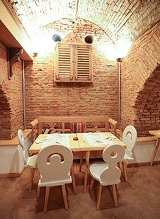 Lacrimi si Sfinti Restaurant